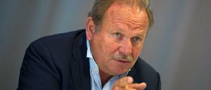 Auf mindestens neun Euro müsse der Mindestlohn steigen, forderte Verdi-Chef Frank Bsirske einen Tag vor der entscheidenden Sitzung der Mindestlohnkommission.