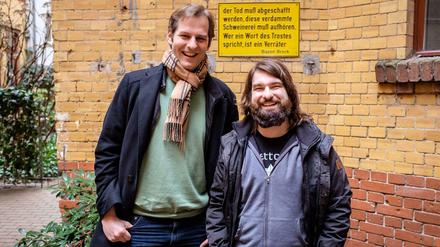 Jochen Markett (kleines Bild links) und Andi Weiland wollen mit ihrer Satireseite erreichen, dass „wir uns alle nicht mehr so ernst nehmen“. Fotos: Promo