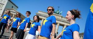 Die Partei-Jugendorganisationen Jusos und Grüne Jugend demonstrieren am Brandenburger Tor unter dem Motto "Europa hat Zukunft".