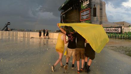 Unwetter über dem Gelände des "Southside-Festivals" in Neuhausen ob Eck (Baden-Württemberg) 
