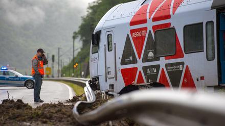 Der Regionalexpress RE 4251 ist bei einem Unwetter wegen eines Erdrutsches infolge des Starkregens entgleist. 