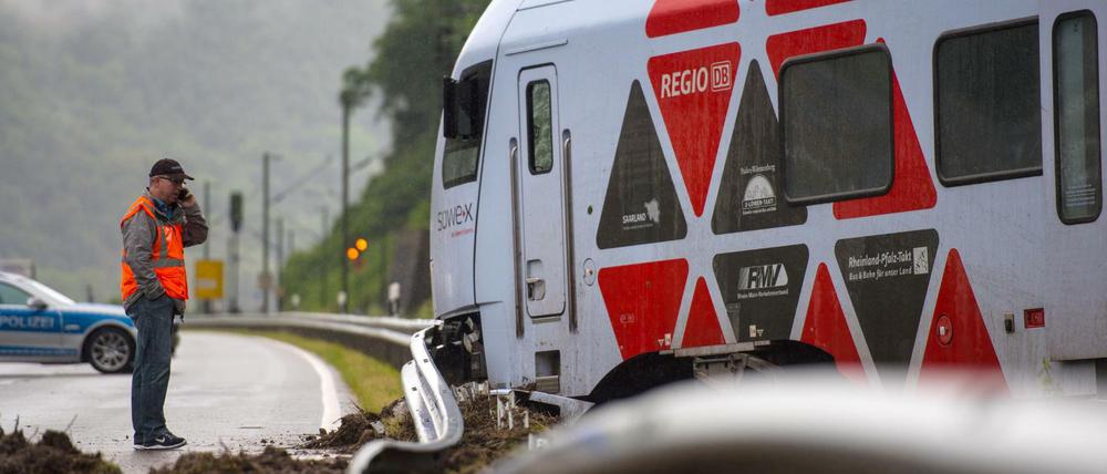 Der Regionalexpress RE 4251 ist bei einem Unwetter wegen eines Erdrutsches infolge des Starkregens entgleist.