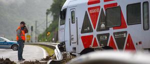 Der Regionalexpress RE 4251 ist bei einem Unwetter wegen eines Erdrutsches infolge des Starkregens entgleist. 