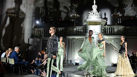 Sakral! Designer Michael Michalsky liefert mit seiner Stylenight den gewohnt gelungenen Abschluss der Fashion Week 2016. Da senkt selbst Klaus Wowereit demütig wie ein Messdiener das Haupt.