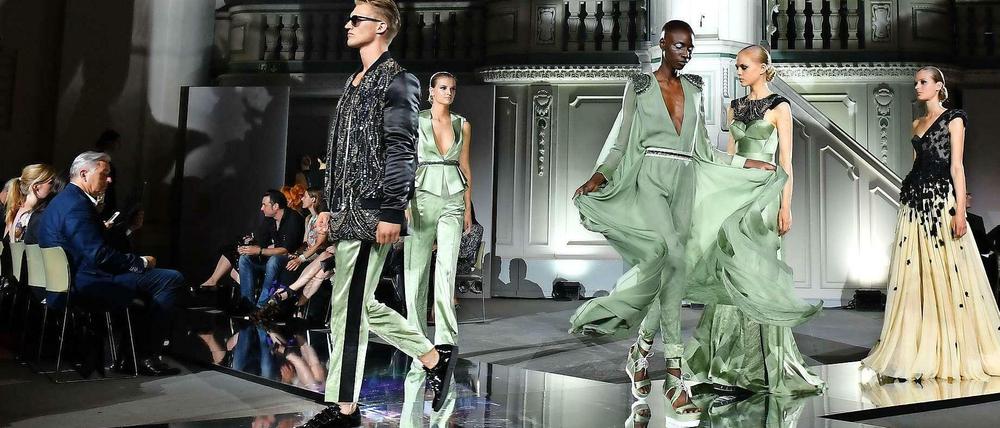 Sakral! Designer Michael Michalsky liefert mit seiner Stylenight den gewohnt gelungenen Abschluss der Fashion Week 2016. Da senkt selbst Klaus Wowereit demütig wie ein Messdiener das Haupt.