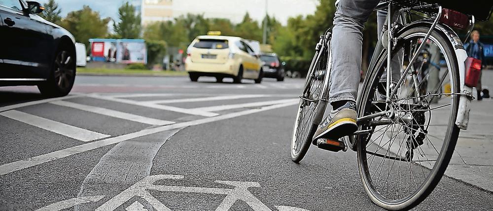 Fahrradfahrer in Berlin am Moritzplatz.