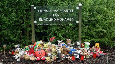 Eine Gedenktafel in der Kleingartenanlage in Luckenwalde erinnert an die ermordeten Kinder Elias und Mohamed.