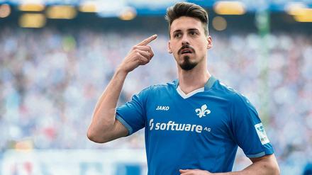 Beim Bundesligaspiel, Hamburger SV - Darmstadt 98, bejubelt Darmstadts Sandro Wagner den Treffer zum 0:2 durch Gondorf. 