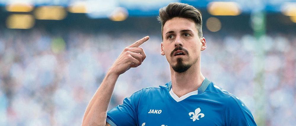 Beim Bundesligaspiel, Hamburger SV - Darmstadt 98, bejubelt Darmstadts Sandro Wagner den Treffer zum 0:2 durch Gondorf.