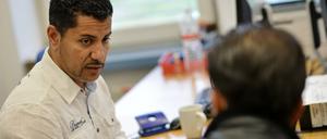 Ein Dolmetscher in der Bamf-Außenstelle Berlin-Spandau im Gespräch mit einem Asylbewerber aus Syrien.
