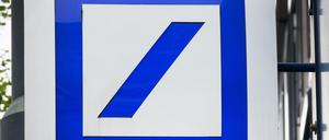 Das Logo der Deutschen Bank an einer Filiale mit Geldautomat in Düsseldorf.
