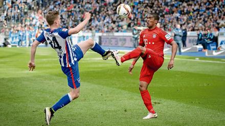 Hertha gegen Bayern. Das sah am 31. Spieltag der letzten Saison so aus im Olympiastadion in Berlin. Mittelstädt (links) und Costa im Zweikampf.
