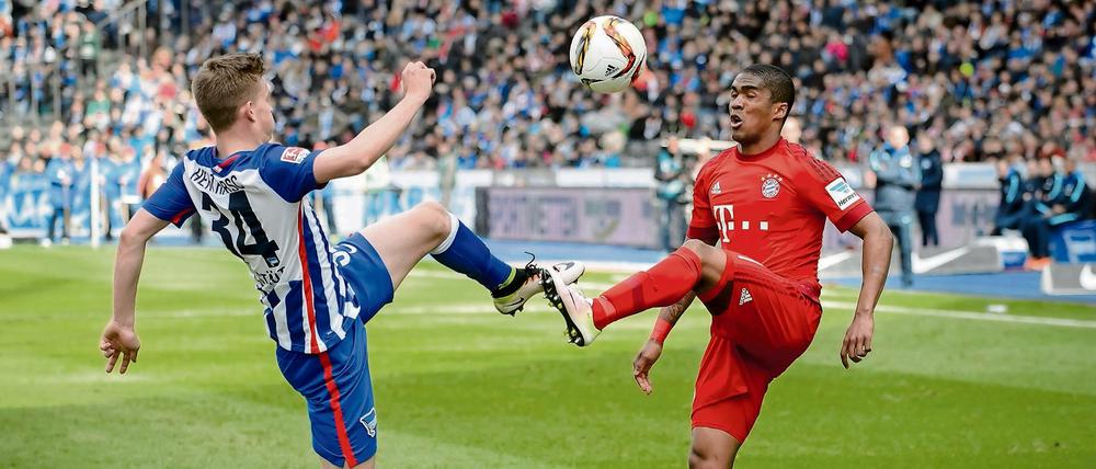 Hertha gegen Bayern. Das sah am 31. Spieltag der letzten Saison so aus im Olympiastadion in Berlin. Mittelstädt (links) und Costa im Zweikampf.