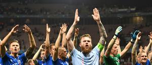 Die Isländer feiern ihren Sieg.