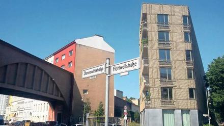 Schwieriger Standort: Das Grundstück an der Dennewitzstraße 1 mit der benachbarten U-Bahn, die hier durch das Haus Dennewitzstraße 2 fährt. 