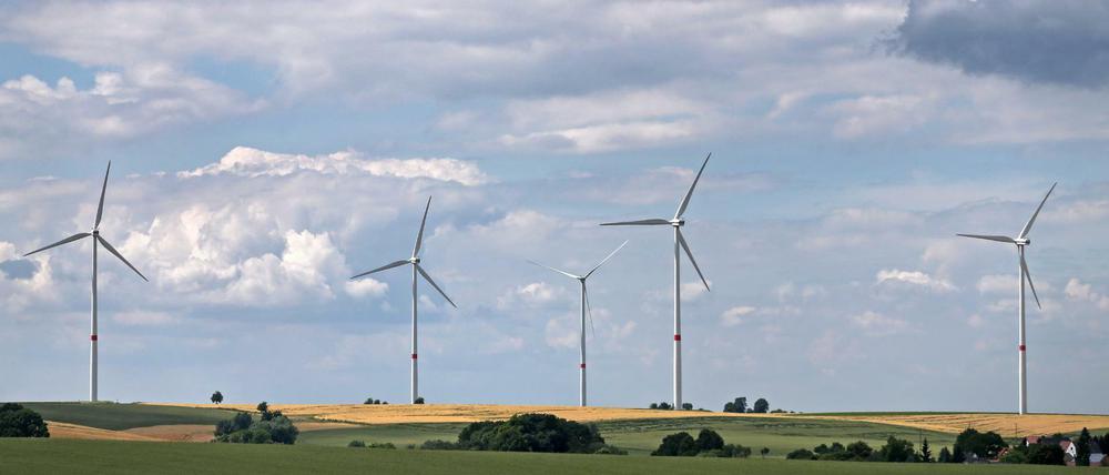 Wenn der Wind kräftig bläst, müssen heute schon viele Windkraftanlagen abgeregelt werden. An einer sinnvollen Speicherung von Ökostrom wird intensiv geforscht.