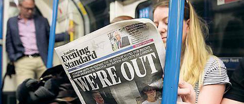 Draußen! In der Londoner U-Bahn am Tag danach. 