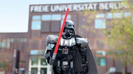 Möge die Uni mit Dir sein. Mit Darth Vader vor der Rostlaube präsentierte sich die FU unlängst am „Star Wars Day“ auf Instagram – sehr zur Freude ihrer Follower. Fotos wie diese schaffen eine gefühlige Identifikation, hoffen die Unis. 
