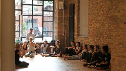 Kurze Verschnaufpause beim Tanzworkshop. Mit dabei Hannah Cullen (mit Dutt) aus New York.