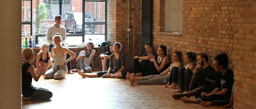 Kurze Verschnaufpause beim Tanzworkshop. Mit dabei Hannah Cullen (mit Dutt) aus New York.