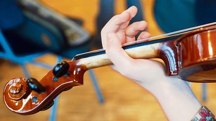 Musikunterricht, Geigenunterricht in der Waldorfschule "Rudolf Steiner" in Berlin Dahlem für die Schulseite Schule, Musik, Geige, Kinder, Schüler.