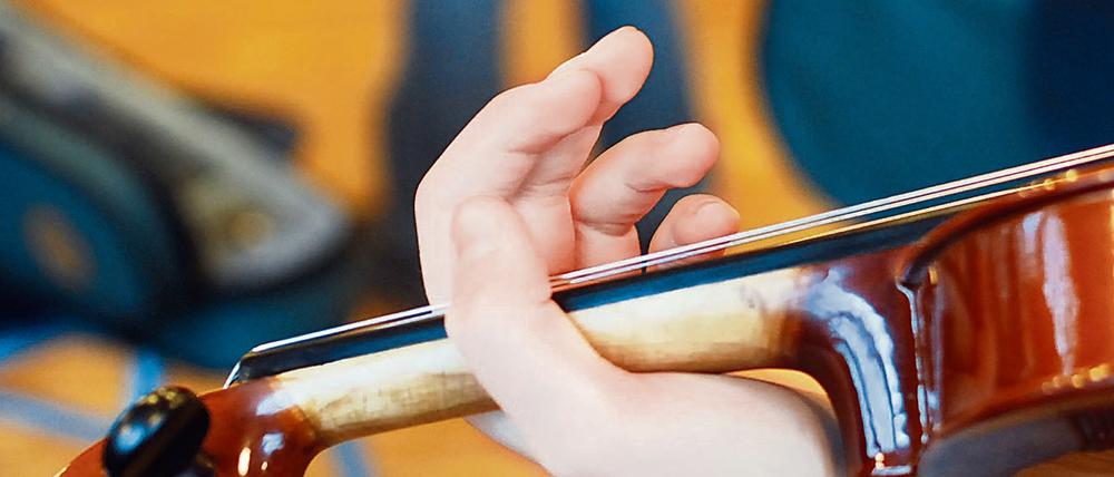 Musikunterricht, Geigenunterricht in der Waldorfschule "Rudolf Steiner" in Berlin Dahlem für die Schulseite Schule, Musik, Geige, Kinder, Schüler.