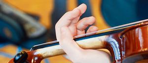 Musikunterricht, Geigenunterricht in der Waldorfschule "Rudolf Steiner" in Berlin Dahlem für die Schulseite Schule, Musik, Geige, Kinder, Schüler.
