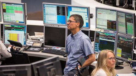 Ein Börsenhändler steht morgens im Handelssaal der Börse vor seinen Monitoren, nachdem die Briten für einen EU-Austritt gestimmt haben.