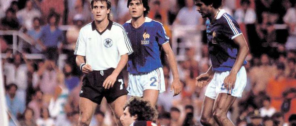 Ein Spiel als Traum und Trauma. Pierre Littbarski (links) im WM-Halbfinale 1982 gegen Frankreich. Deutschland holte einen 1:3-Rückstand auf und gewann im Elfmeterschießen.
