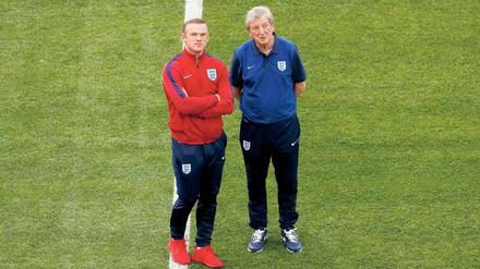 Wayne interessiert’s. Rooney im Dialog mit Trainer Roy Hodgson.