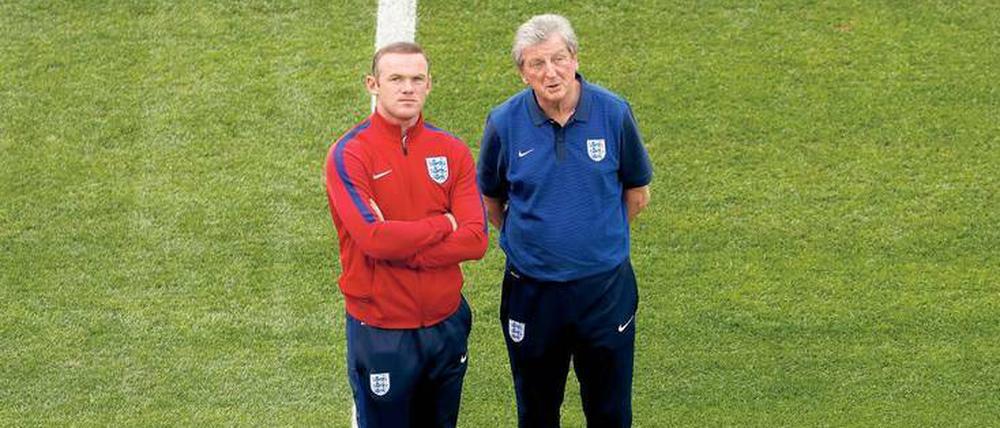 Wayne interessiert’s. Rooney im Dialog mit Trainer Roy Hodgson.