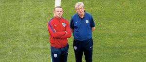 Wayne interessiert’s. Rooney im Dialog mit Trainer Roy Hodgson. 