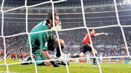 Machtwechsel. Die Spanier feiern 2008 den EM-Viertelfinalsieg nach Elfmeterschießen gegen Gianluigi Buffon und Italien.
