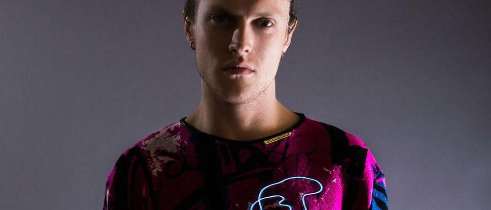 Der leuchtende Pullover ist eine Koopertion von Elektrocouture und Christopher Santos.