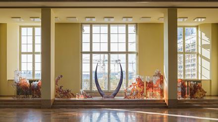 Neolithische Potenziale. Katja Novitskovas Installation im ehemaligen Staatsratsgebäude der DDR, mit Blick auf das vor der Tür sich vollendende Humboldt-Forum.