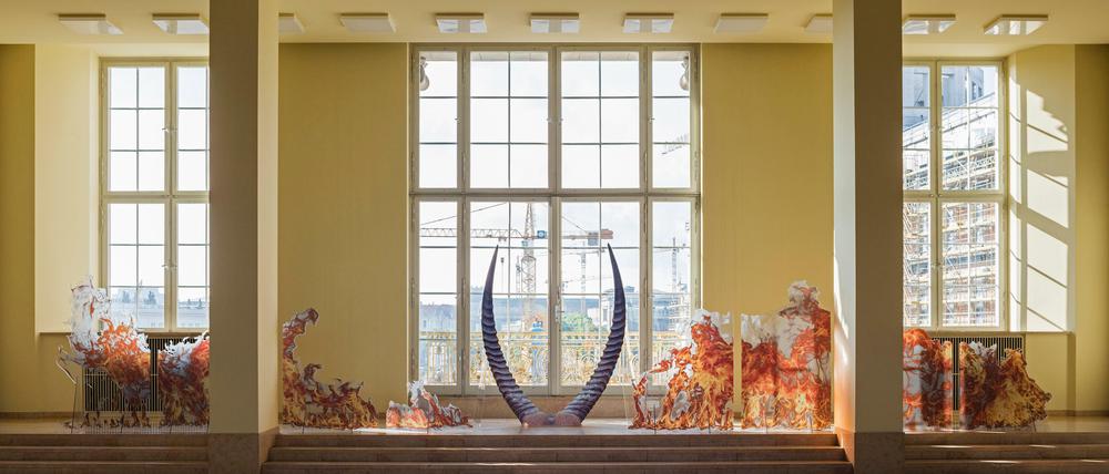 Neolithische Potenziale. Katja Novitskovas Installation im ehemaligen Staatsratsgebäude der DDR, mit Blick auf das vor der Tür sich vollendende Humboldt-Forum.