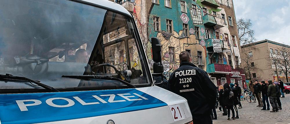 Häufig in Friedrichshain: Polizei bei einem Einsatz in der Rigaer Straße im Januar.