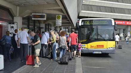 Und jetzt alle rein. Die Busse zum TXL sind ein spezielles Thema.