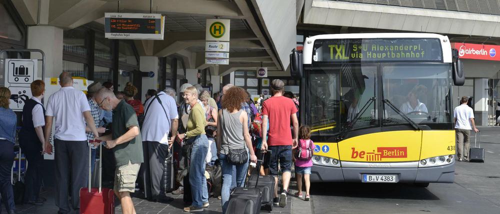 Und jetzt alle rein. Die Busse zum TXL sind ein spezielles Thema.