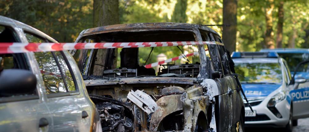 Seit einer Polizeiaktion auf der Rigaer Straße werden immer wieder Autos angezündet. 