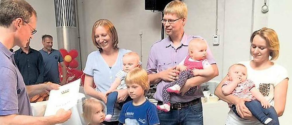 Onkel Michael. Die Drillinge Nina, Hanna und Antonia Nowak mit Eltern, Geschwistern, Tante und neuem Paten. 