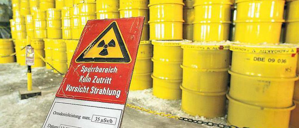 So nicht. Atommüllfässer mit schwach und mittel radioaktivem Müll lagern in Morsleben. Die Fässer sind für abgebrannte Brennelemente allerdings zu unsicher. 