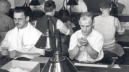In den 20er Jahren lautete der Text eines Kabarettliedes: „Fromms zieht der Edelmann beim Mädel an.“