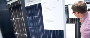 Ein Messebesucher schaut sich auf der Messe Intersolar in München Solarmodule an. 