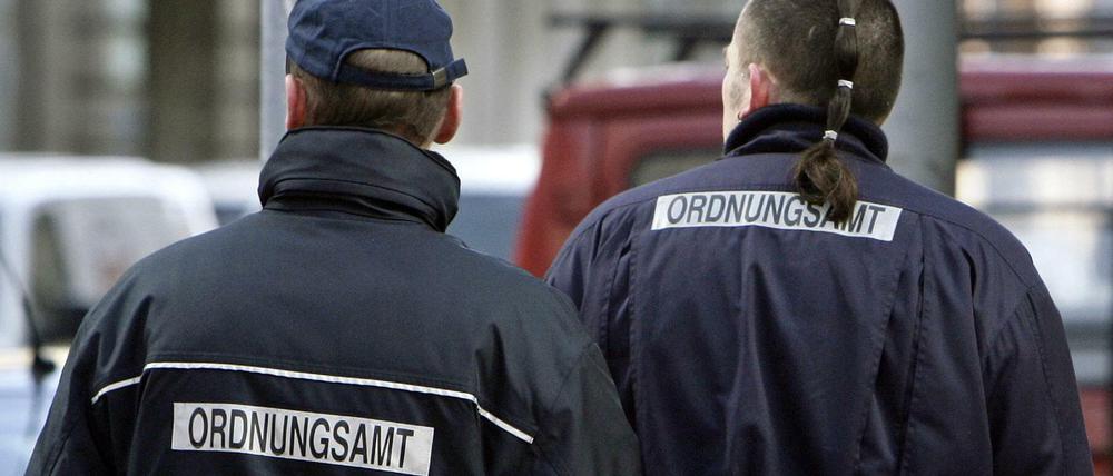 Einsatz in Berlin: Mitarbeiter des Ordnungsamtes.