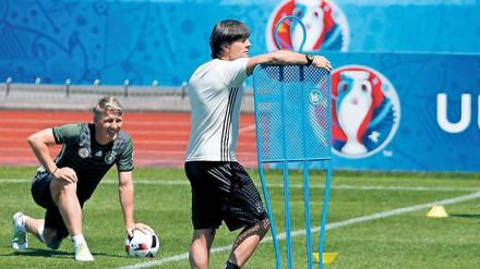 Stützpunkttrainer. „Wir müssen uns steigern, wenn wir den Titel holen wollen“, sagt Löw. 