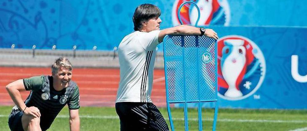 Stützpunkttrainer. „Wir müssen uns steigern, wenn wir den Titel holen wollen“, sagt Löw.