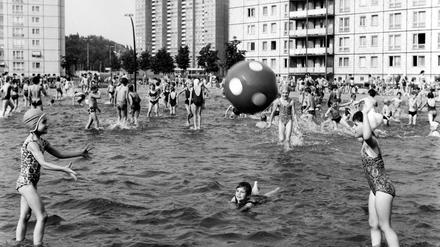 Kinderplansche zwischen den Hochhäusern der Karl-Marx-Allee, 1973. Liebe Leserinnen, liebe Leser: Senden Sie Ihre Fotos des Berliner Badelebens an leserbilder@tagesspiegel.de!