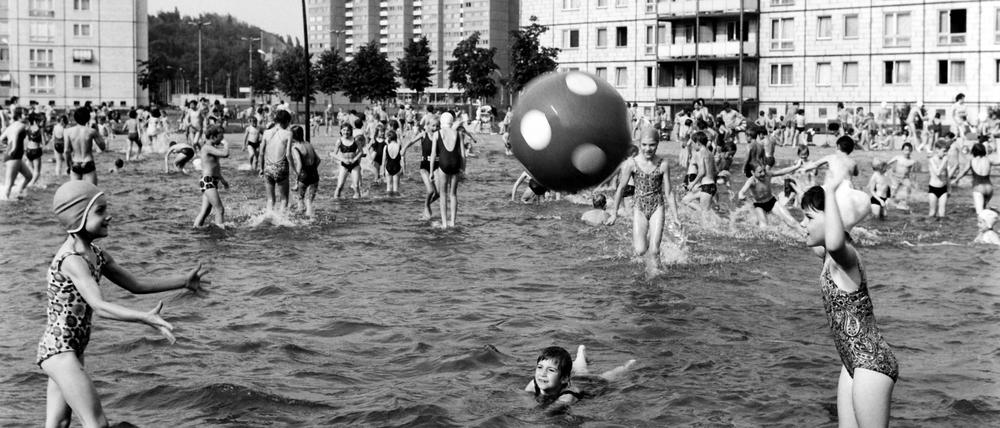 Kinderplansche zwischen den Hochhäusern der Karl-Marx-Allee, 1973. Liebe Leserinnen, liebe Leser: Senden Sie Ihre Fotos des Berliner Badelebens an leserbilder@tagesspiegel.de!