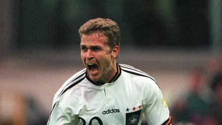Stürmer Oliver Bierhoff drehte jubelnd ab. Er erzielte am 30.06.1996 im Londoner Wembleystadion gegen Tschechien den 1:1-Ausgleich.